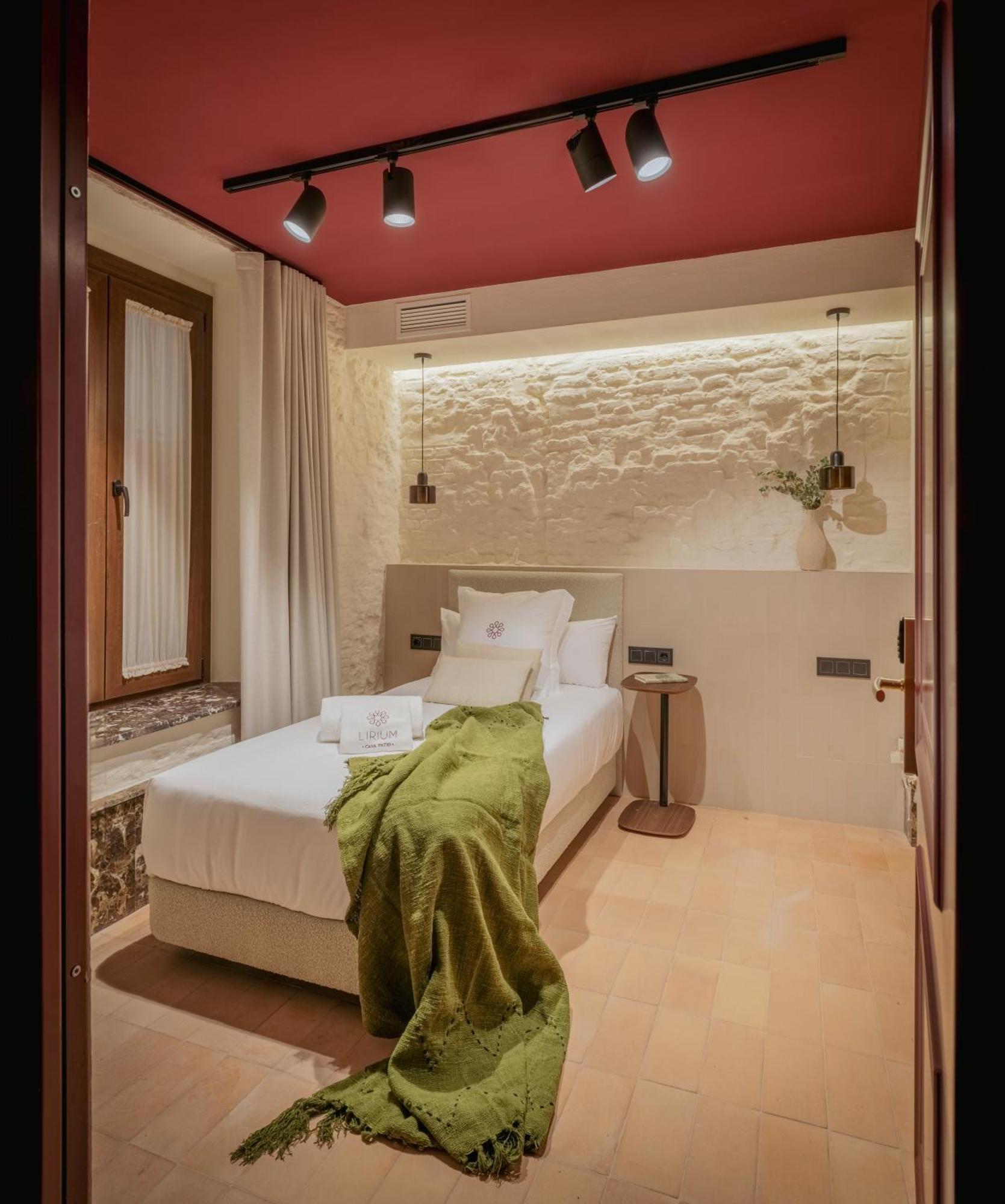Lirium Casa Patio Hotel Севиля Стая снимка